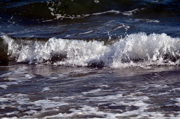 Ondas Mar Negro Rolar Terra — Fotografia de Stock