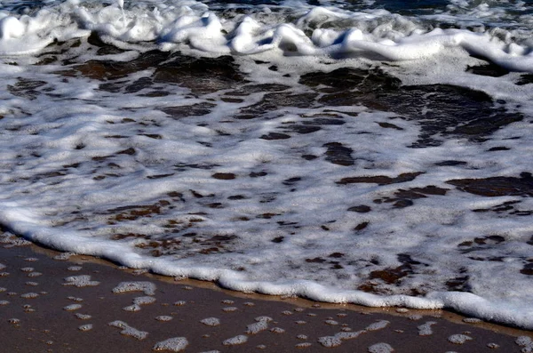 Fali Morskiej Piany Piaszczystej Plaży — Zdjęcie stockowe