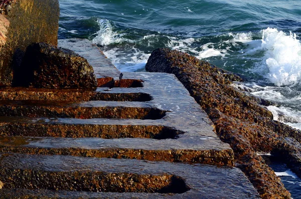 Olas Marinas Cerca Losas Hormigón Húmedo Tiempo Soleado — Foto de Stock