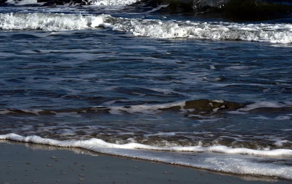 砂浜での秋の波 — ストック写真