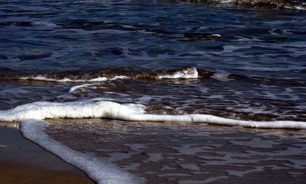 砂浜の海岸で秋の波 — ストック写真