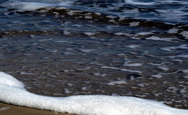 海の波と海岸に泡 — ストック写真