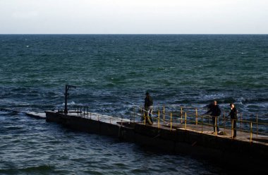 Odessa, Ukrayna - 10 27 2018: sonbaharda iskelede Balık tutma