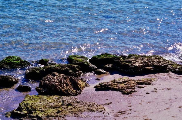 美しい海の波や秋の海の砂浜の海岸の石 — ストック写真