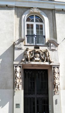 Viyana, Avusturya - 09: 13: 2019: Binanın girişinin üstündeki kaplama ve heykeller