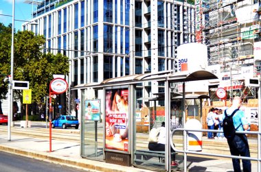 Viyana, Avusturya - 09: 13: 2019: Viyana caddesinde Strassenbahn Haltestelle tramvay durağı