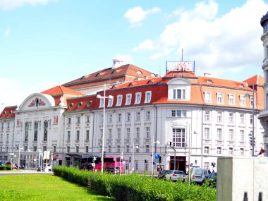 Viyana, Avusturya - 09: 13: 2019: Tiyatro Akademisi binasının önündeki çimenler ve çalılar