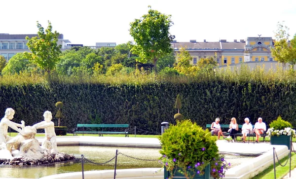 Vienna Austria 2019 Sculptures Resting People Bench Pond Courtyard Belvedere — Stock Photo, Image