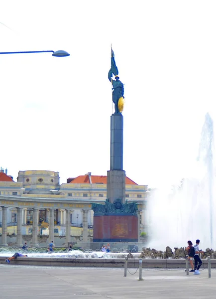 Viena Austria 2019 Vista Despreocupada Fuente Frente Monumento Los Libertadores —  Fotos de Stock