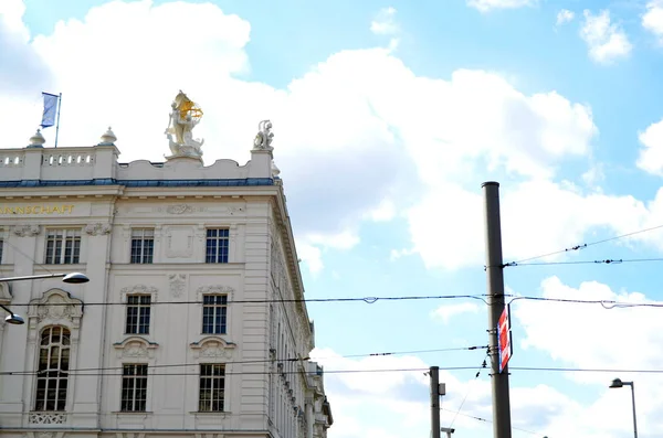 Viena Austria 2019 Elegante Edificio Con Una Composición Escultórica Techo —  Fotos de Stock