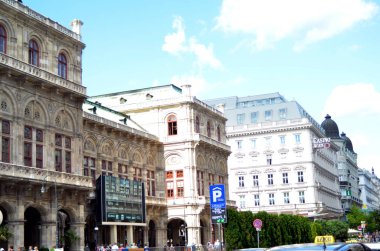 Viyana, Avusturya - 09: 13: 2019: Tiyatro binası manzarası ve Viyana caddesindeki eski şehrin merkezindeki kumarhane manzarası