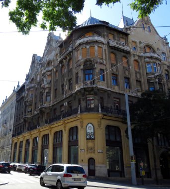 Budapeşte, Macaristan - 09: 15 2019: Barok tarzı binada eski bir daire