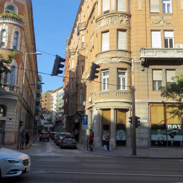 Budapest Hongarije 2019 Zicht Verkeerslichten Een Smalle Perifere Straat Vanaf — Stockfoto