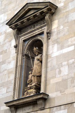 Budapeşte, Macaristan - 09.14.2019: Kutsal katedralin duvarında bir çocukla birlikte bir kralın heykeli