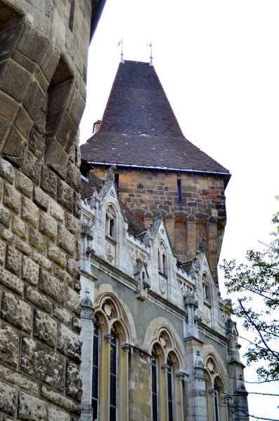 匈牙利布达佩斯 2019 一座中世纪城堡的墙壁和一座有两面国旗的塔在一个娱乐场所的新鲜空气中展出 — 图库照片