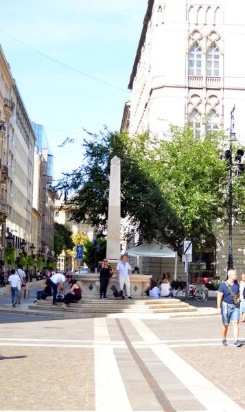 匈牙利布达佩斯 2019 位于城市步行街中央的一个小大理石纪念碑的基座视图 — 图库照片