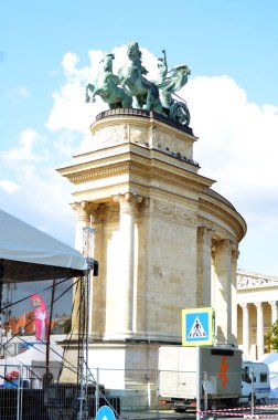 Budapeşte, Macaristan - 09.14.2019: Bir şehir parkının girişindeki büyük bir sütun üzerinde at arabasında bir savaşçının heykeli