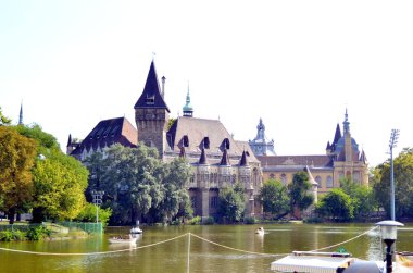 Budapeşte, Macaristan - 09.14.2019: bir şehir parkındaki göletin üzerindeki ortaçağ kalesi