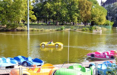 Budapeşte, Macaristan - 09.14.2019: tekne gezisi ve şehir parkındaki bir gölette renkli hidrolik bisikletler