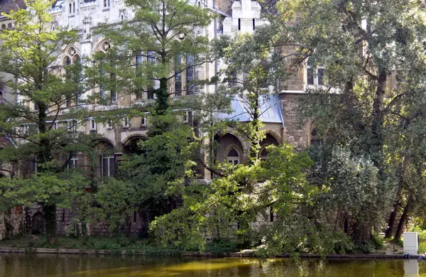 Budapeste Hungria 2019 Belo Edifício Medieval Fundo Uma Lagoa Árvores — Fotografia de Stock