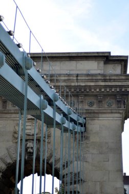 Budapeşte, Macaristan - 09.14.2019: Tuna Nehri üzerindeki köprünün demir yapıları arasında bir aslan amblemi ve kaya desteği