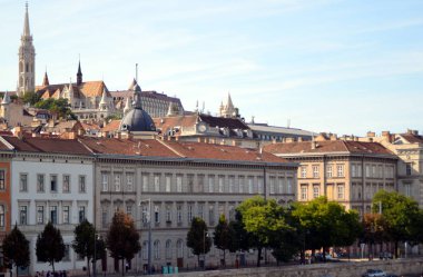 Budapeşte, Macaristan - 09.14.2019: başkent binalarının üzerinde yükselen kuleler - burası Tuna Nehri kıyısındaki Pest bölgesi