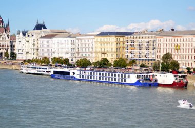 Budapeşte, Macaristan - 09.14.2019: Tuna Nehri 'ndeki büyük gemilerin arka planında küçük tekne