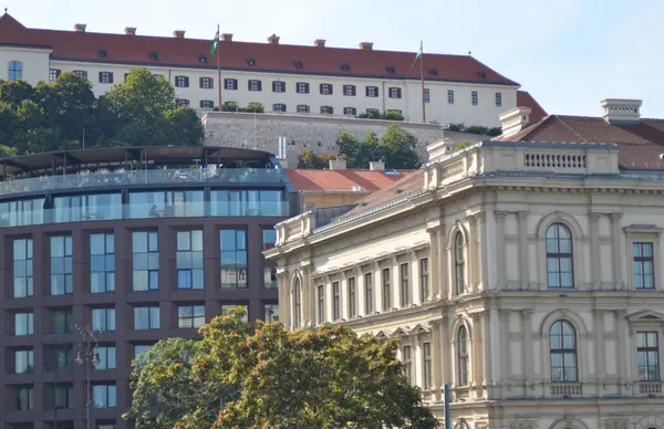 Budapest Hongarije 2019 Nieuwbouw Met Een Glazen Restaurant Het Dak — Stockfoto