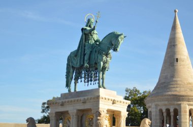 Budapeşte, Macaristan - 09.14.2019: Aziz Stephen heykeli, Budapeşte Kalesi 'nin meydanındaki Balıkçı Kalesi önünde bir kaplan heykeltıraşıyla çevrili.