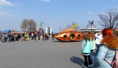 Odessa, Ukrayna - 04 01 2019: Primorsky Bulvarı 'nda sarı mizahlı bir gemi geçidi ile süslenmiş araba.