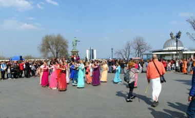 Odessa, Ukrayna - 04 01 2019: Geleneksel renkli elbiseli Hare Krishnas Primorsky Bulvarı 'ndaki geçit törenine katıldı