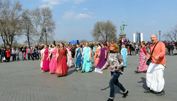 Odessa Ukraine 2019 Hare Krishnas Colorful Robes Emotionally Participate Parade — Stock Photo, Image