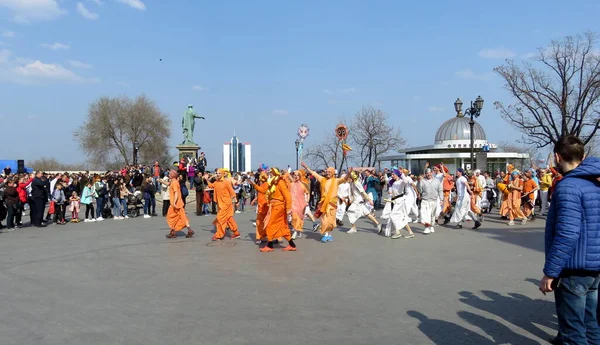 Odessa Ukrajina 2019 Skupina Hare Krishnas Barevných Šatech Radostně Účastní — Stock fotografie
