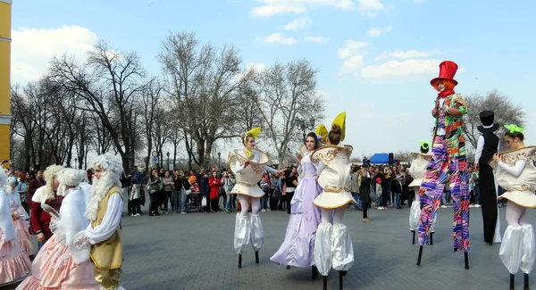 Odessa Ucrania 2019 Príncipes Corte Disfrazados Princesas Con Payasos Brillantes —  Fotos de Stock