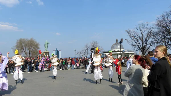 Odessa Ucrania 2019 Grupo Princesas Títeres Realizan Saltadores Frente Una —  Fotos de Stock