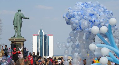 Odessa, Ukrayna - 04 01 2019: Gökyüzüne karşı iki renkli balonlar ve Dük Richelieu Anıtı ve Otel Odessa