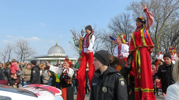 2019年1月4日 乌克兰敖德萨 身着民族服装 高高地站在节日队伍中的男男女女 — 图库照片