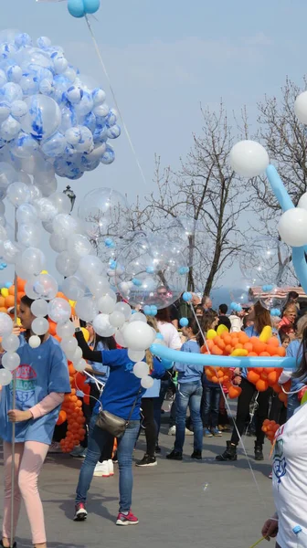 Odessa ウクライナ 2019 人々の群衆の中にカラフルな風船が休日に正のエネルギーを裏切る — ストック写真