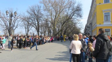 Odessa, Ukrayna - 04 01 2019: Gülme gününde Odessa Bulvarı 'nda tatil insanları geçit törenini bekliyor.