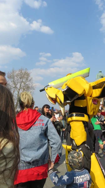 Odessa ウクライナ 2019 オデッサの大通りで笑いの日に子供や大人の上に衣装トランス — ストック写真