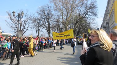 Odessa, Ukrayna - 04 01 2019: Komik uzun ve komik palyaçolar Odessa 'da Gülme Günü vesilesiyle müzik eşliğinde dans edip insanları eğlendiriyorlar.
