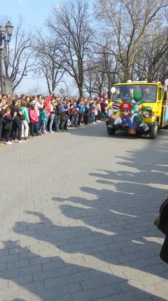 Odessa ウクライナ 2019 人々は海辺の大通りにバナーOdessaを運ぶ シティ スーパーヒーロー — ストック写真