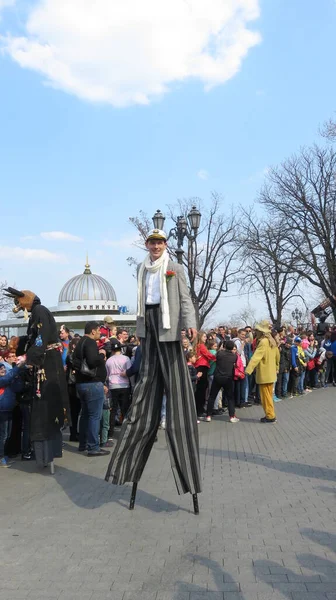 Odessa Ukraina 2019 Wysocy Zabawni Klauni Zabawiają Zgromadzonych Okazji Kwietniowego — Zdjęcie stockowe