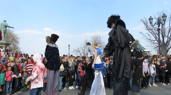 Odessa Ucrania 2019 Payasos Altos Divertidos Entretienen Personas Reunidas Desfile —  Fotos de Stock