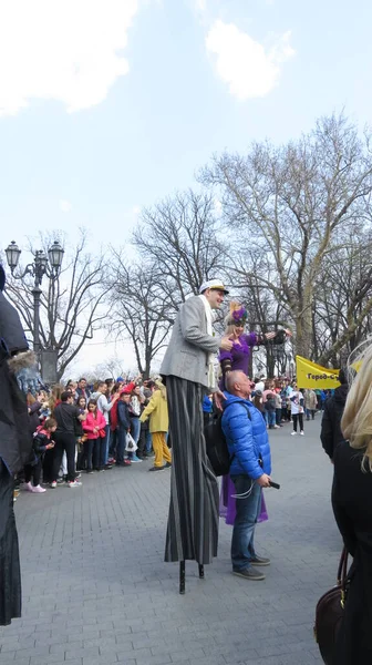 Odessa ウクライナ 2019 背が高くて面白いピエロです衣装パレードでの笑いの日の機会にオデッサ — ストック写真
