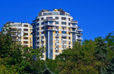 Odessa 'daki Zafer Parkı' ndan yeni bir evin sonbahar manzarası