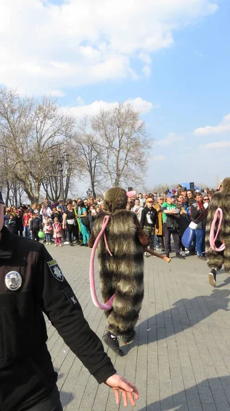 Odessa ウクライナ 2019 笑いの日の祭りでマウスボクサーのカーニバル衣装のアーティストが観客の上で笑う — ストック写真