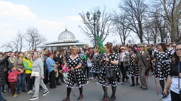 Οδησσός Ουκρανία 2019 Κυρίες Μαύρα Φορέματα Μεγάλα Άσπρα Στρογγυλά Στίγματα — Φωτογραφία Αρχείου