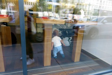 Viyana, Avusturya - 09: 13: 2019: çocuk çevresindeki uzayı keşfediyor - penceredeki yansımaların bir kolajı