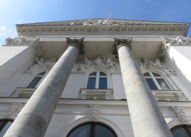 Varşova, Polonya - 09.11.2019: antika beyaz heykeller ve sütunlarla restore edilmiş güzel bina, mimar Jan Matejko 1808-1893